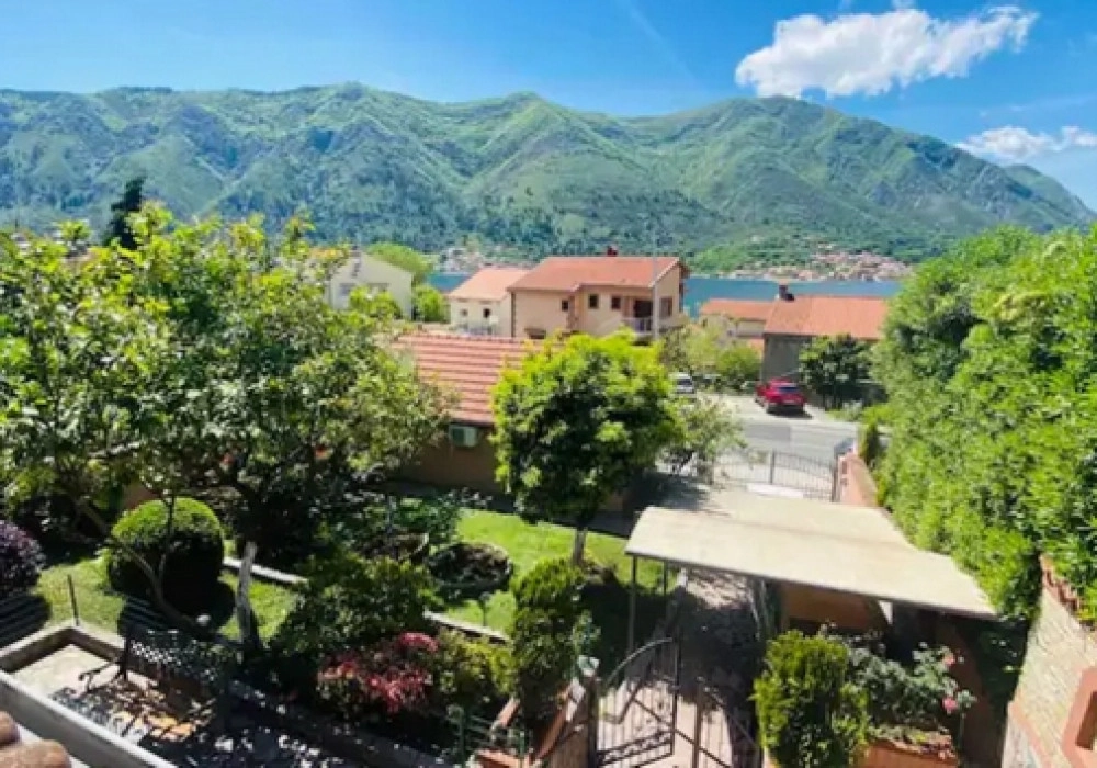 Kuca-sa-dvoristem-u-Dobroti-Kotor-1 Kuća 120 m² – Dobrota, Kotor — fotografija 2