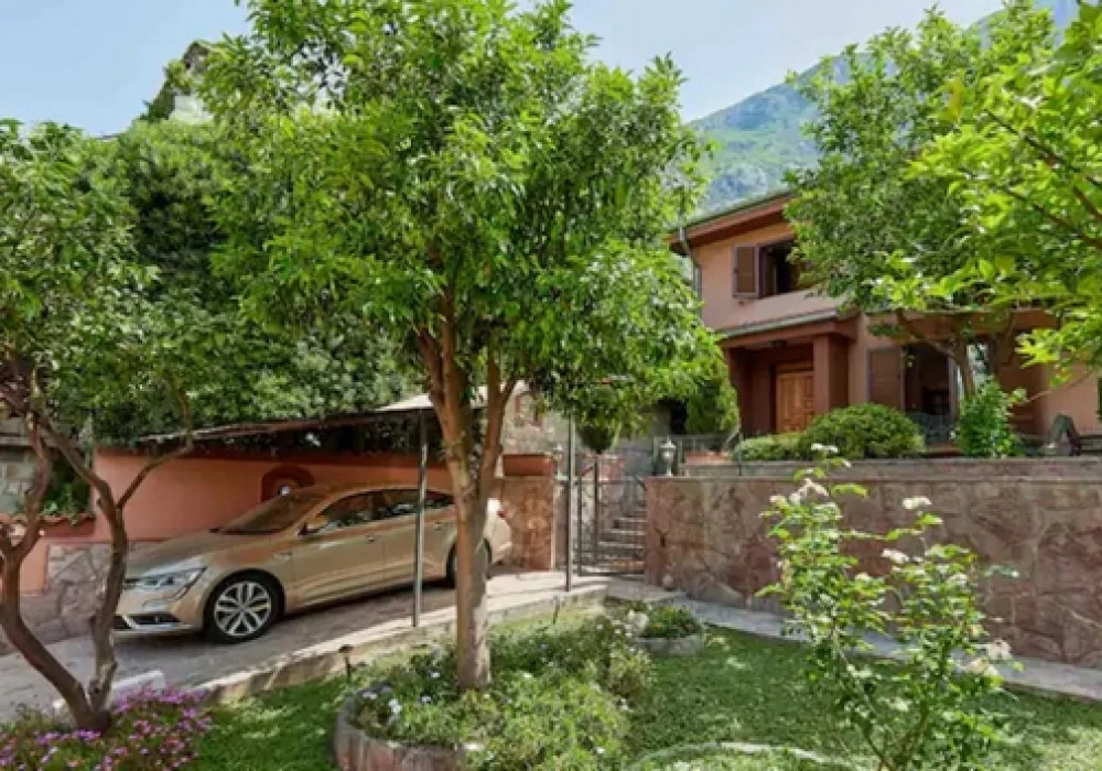 Kuca-sa-dvoristem-u-Dobroti-Kotor-4 Kuća 120 m² – Dobrota, Kotor — fotografija 5