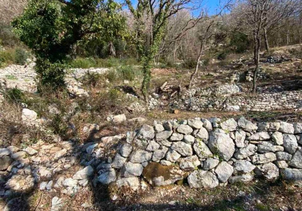 Plac-blizu-mora-u-Rezevicima-Budva-1 Plac 1.100 m² – Reževići, Budva — fotografija 2
