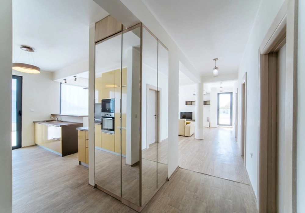 Trosoban-stan-sa-terasom-u-Boretima-Budva-2 Trosoban stan 257 m² – Boreti, Budva — fotografija 3