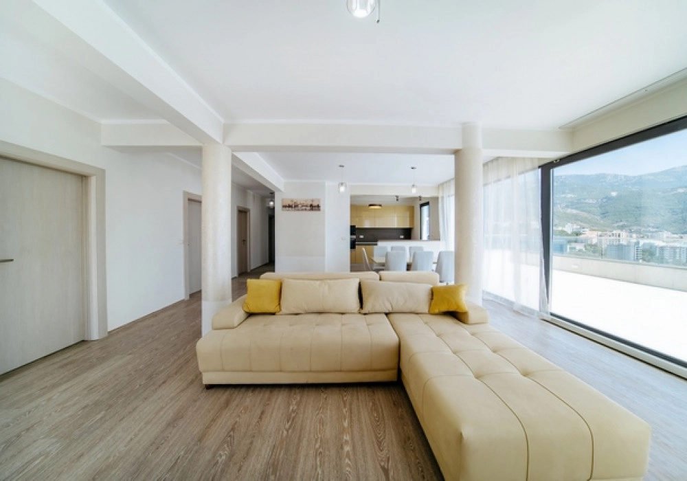 Trosoban-stan-sa-terasom-u-Boretima-Budva-9 Trosoban stan 257 m² – Boreti, Budva — fotografija 10
