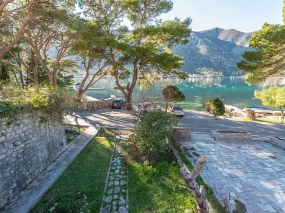 Kamena kuća na prvoj liniji do mora u Dobroti