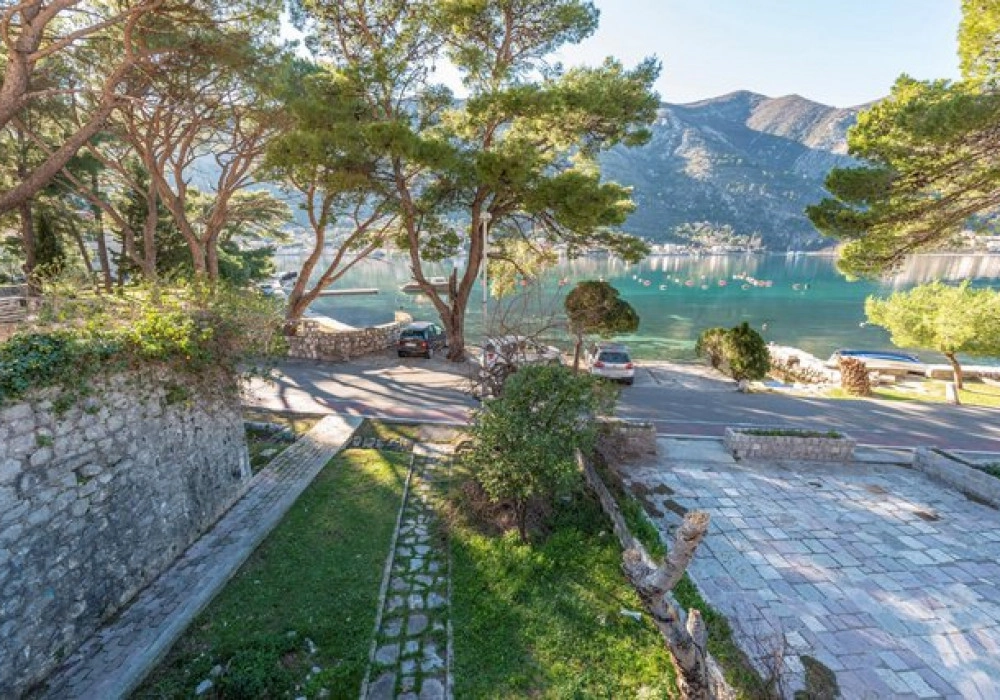 Kamena-kuca-na-prvoj-liniji-do-mora-u-Dobroti-Kotor Kamena kuća na prvoj liniji do mora u Dobroti