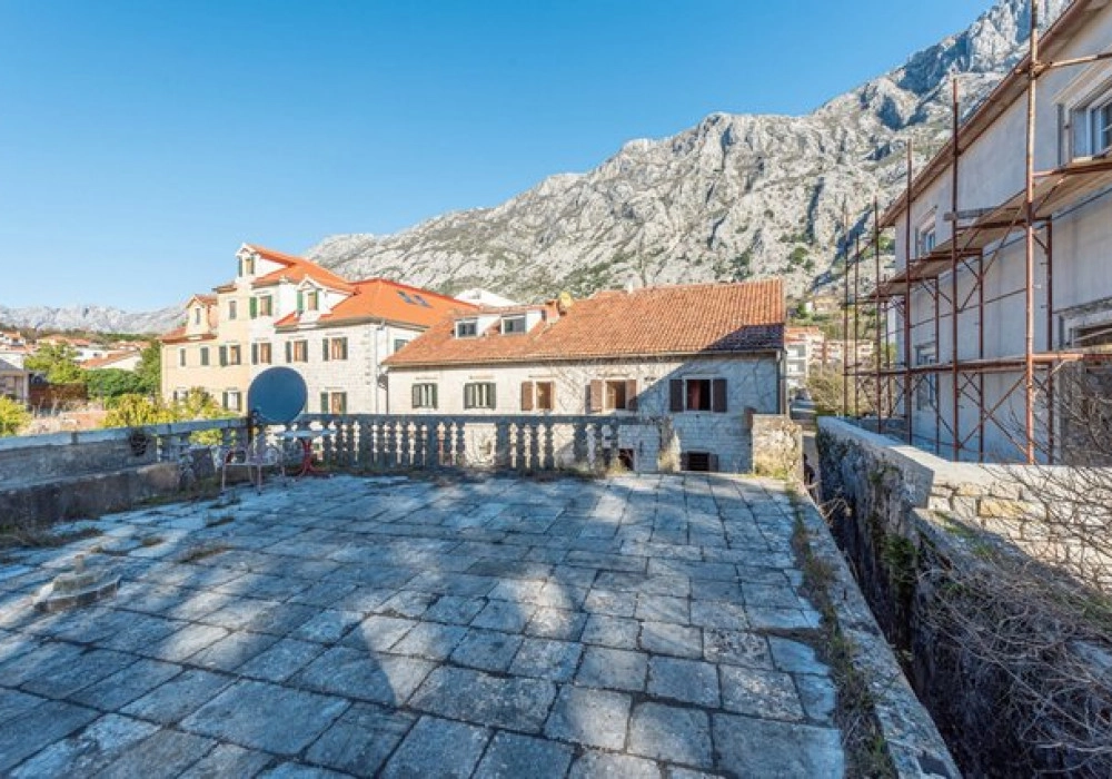 Kamena-kuca-na-prvoj-liniji-do-mora-u-Dobroti-Kotor-1 Kuća 203 m² – Dobrota, Kotor — fotografija 2