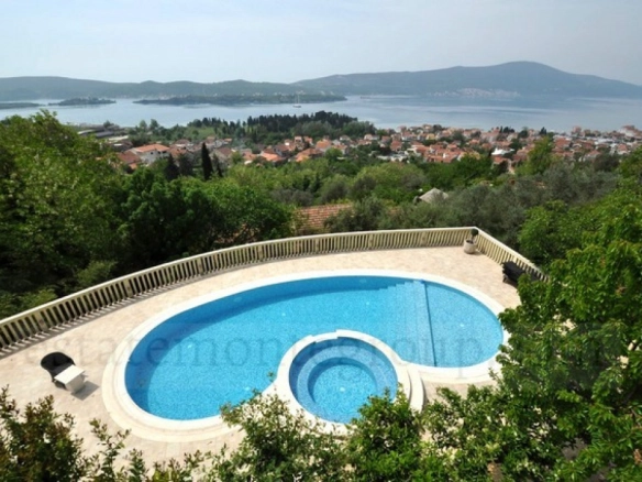 Kuća sa bazenom i baštom u Tivtu