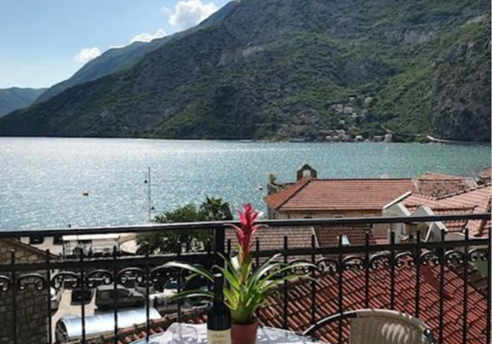 Mini-hotel-sa-pet-apartmana-u-Risnu-Kotor-2 Hotel 350 m² – Risan, Kotor — fotografija 3