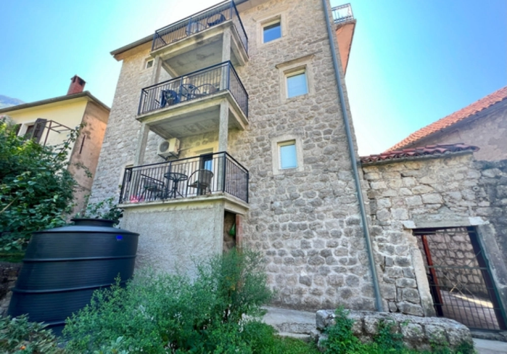 Mini-hotel-sa-pet-apartmana-u-Risnu-Kotor-3 Hotel 350 m² – Risan, Kotor — fotografija 4