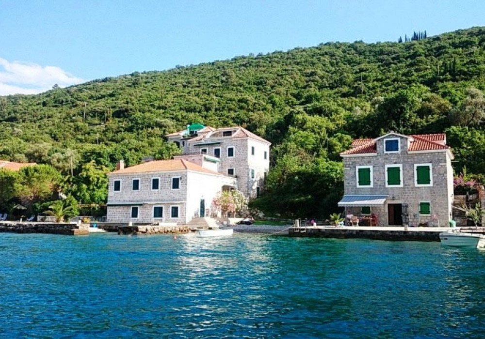 Kamena-kuca-na-prvoj-liniji-u-naselju-Rose-Herceg-Novi Kamena kuća na prvoj liniji do mora
