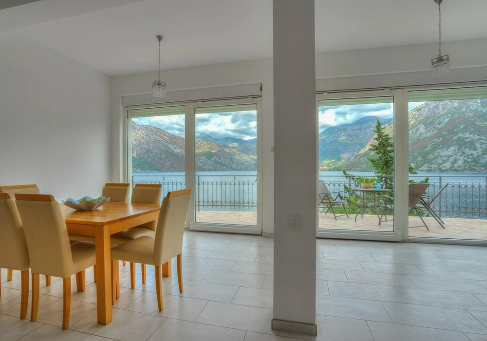 Kuca-sa-bazenom-i-terasama-uz-more-Kostanjica-Tivat-2 Kuća – Tivat — fotografija 3