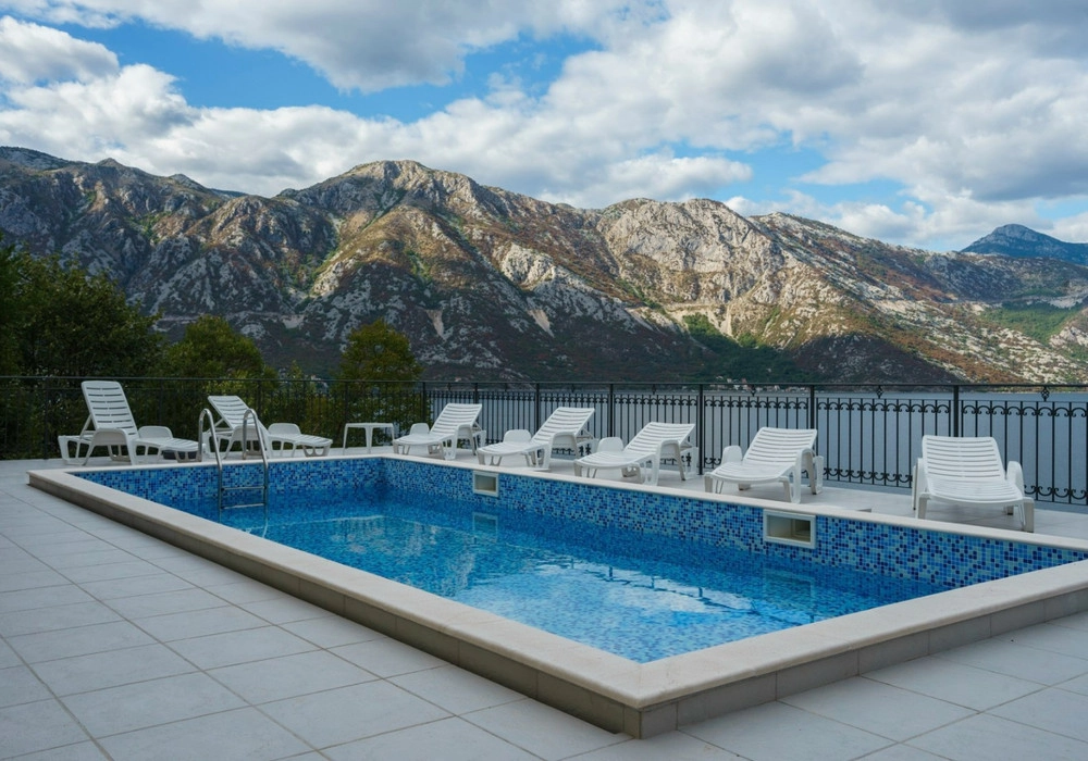 Kuca-sa-bazenom-i-terasama-uz-more-Kostanjica-Tivat-4 Kuća – Tivat — fotografija 5