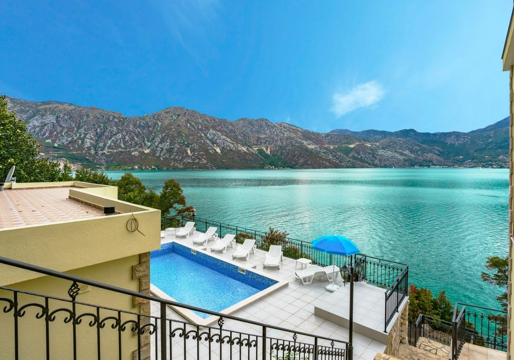Kuca-sa-bazenom-i-terasama-uz-more-Kostanjica-Tivat-5 Kuća – Tivat — fotografija 6