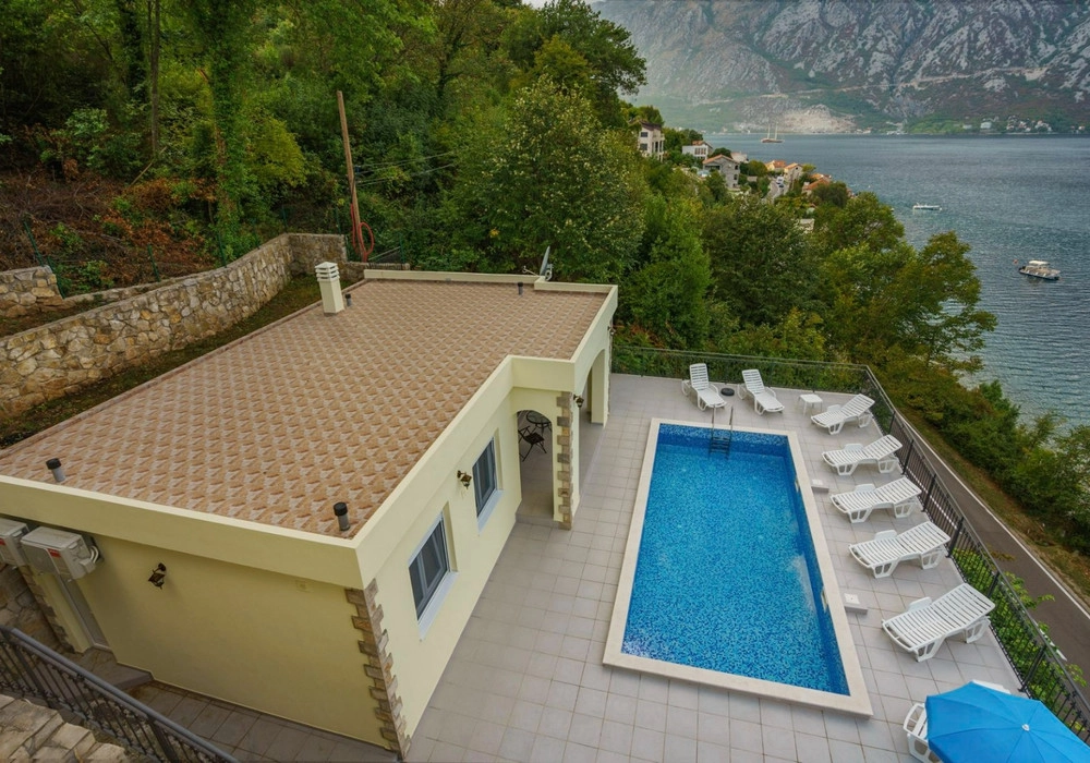 Kuca-sa-bazenom-i-terasama-uz-more-Kostanjica-Tivat-6 Kuća – Tivat — fotografija 7