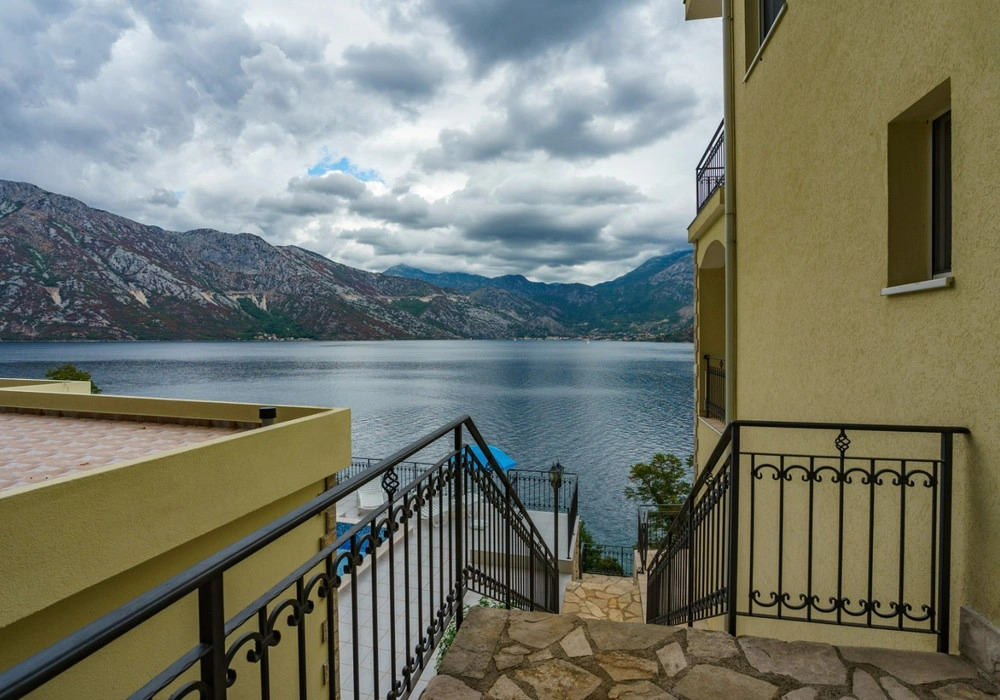 Kuca-sa-bazenom-i-terasama-uz-more-Kostanjica-Tivat-7 Kuća – Tivat — fotografija 8