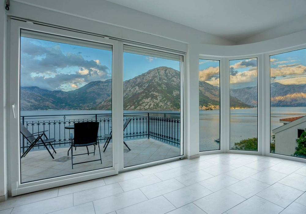 Kuca-sa-bazenom-i-terasama-uz-more-Kostanjica-Tivat-10 Kuća – Tivat — fotografija 11