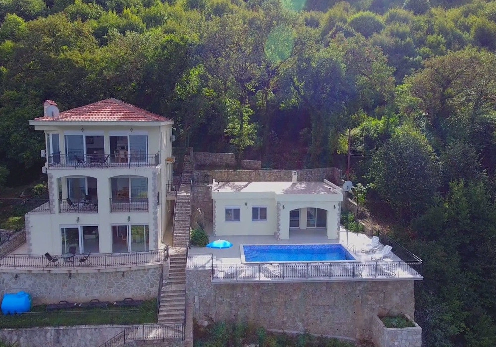 Kuca-sa-bazenom-i-terasama-uz-more-Kostanjica-Tivat-11 Kuća – Tivat — fotografija 12
