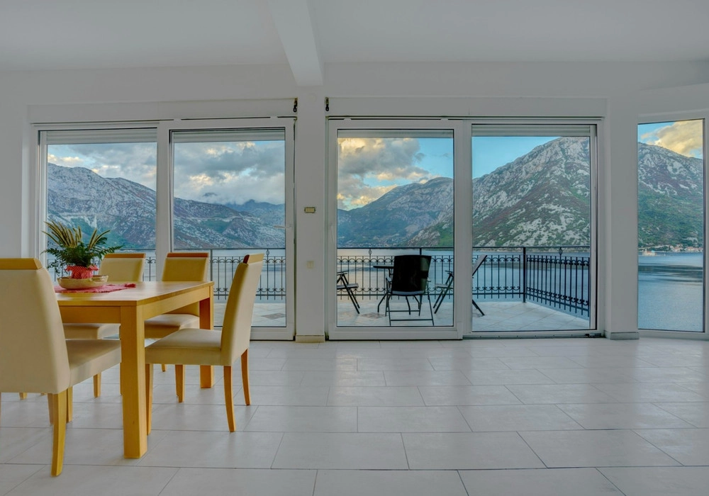 Kuca-sa-bazenom-i-terasama-uz-more-Kostanjica-Tivat-12 Kuća – Tivat — fotografija 13