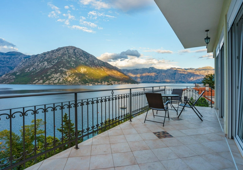 Kuca-sa-bazenom-i-terasama-uz-more-Kostanjica-Tivat-14 Kuća – Tivat — fotografija 15
