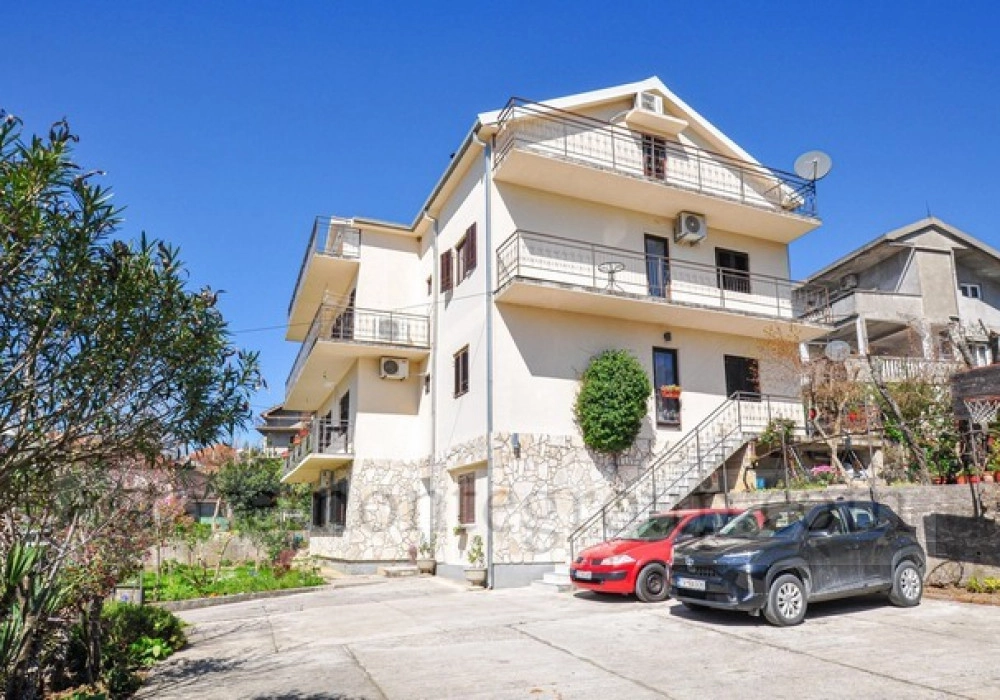 Kuca-sa-pet-stanova-u-Mazini-Tivat-1 Stan 607 m² – Mažina, Tivat — fotografija 2