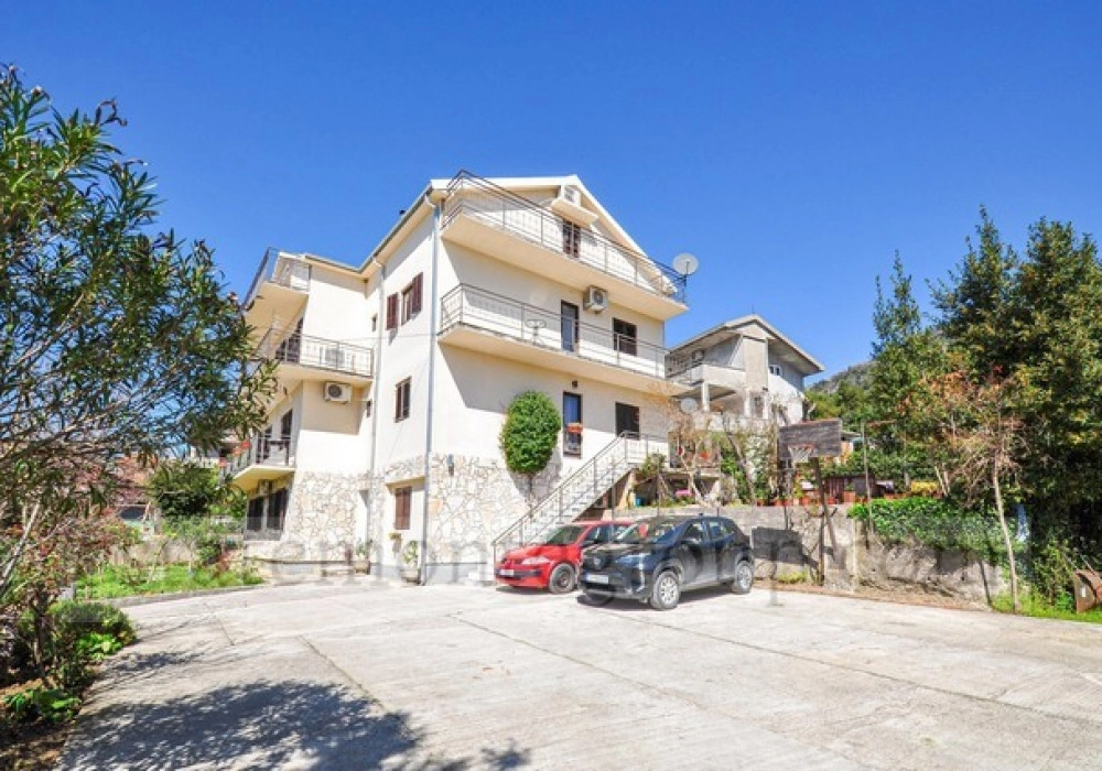 Kuca-sa-pet-stanova-u-Mazini-Tivat-2 Stan 607 m² – Mažina, Tivat — fotografija 3