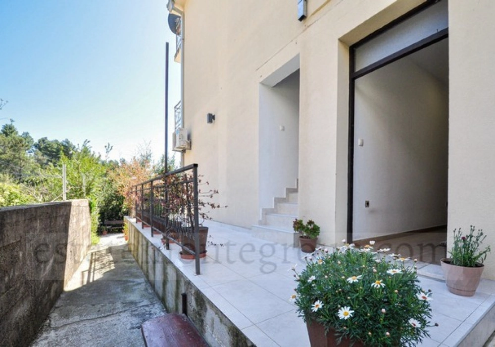 Kuca-sa-pet-stanova-u-Mazini-Tivat-14 Stan 607 m² – Mažina, Tivat — fotografija 15