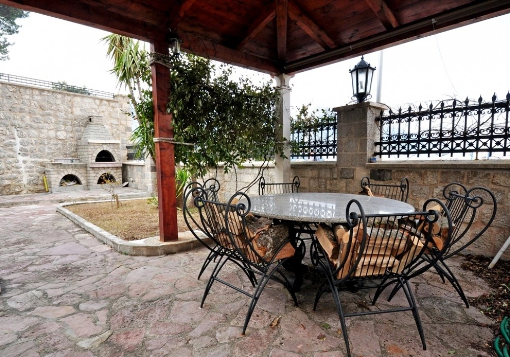 Kamena-kuca-sa-pristanistem-u-Dobroti-Kotor-10 Kuća – Dobrota, Kotor — fotografija 11