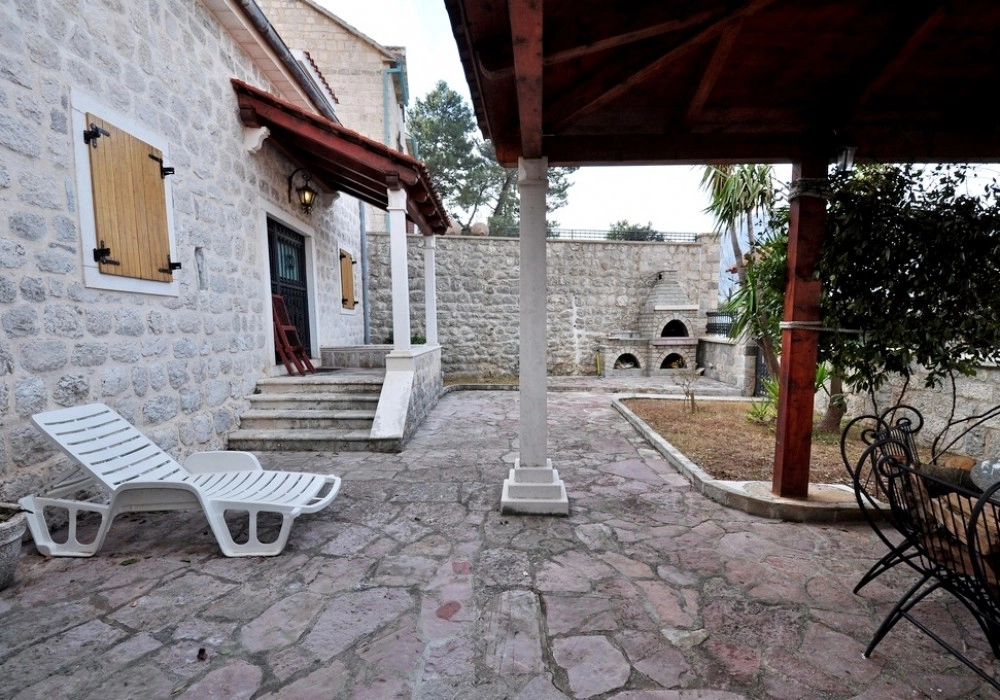 Kamena-kuca-sa-pristanistem-u-Dobroti-Kotor-11 Kuća – Dobrota, Kotor — fotografija 12