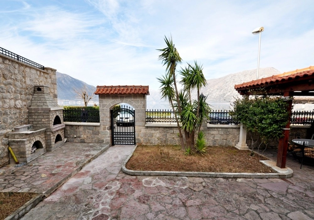 Kamena-kuca-sa-pristanistem-u-Dobroti-Kotor-12 Kuća – Dobrota, Kotor — fotografija 13