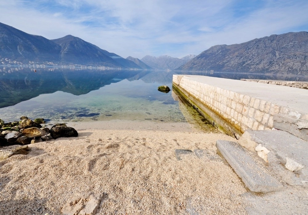 Kamena-kuca-sa-pristanistem-u-Dobroti-Kotor-13 Kuća – Dobrota, Kotor — fotografija 14