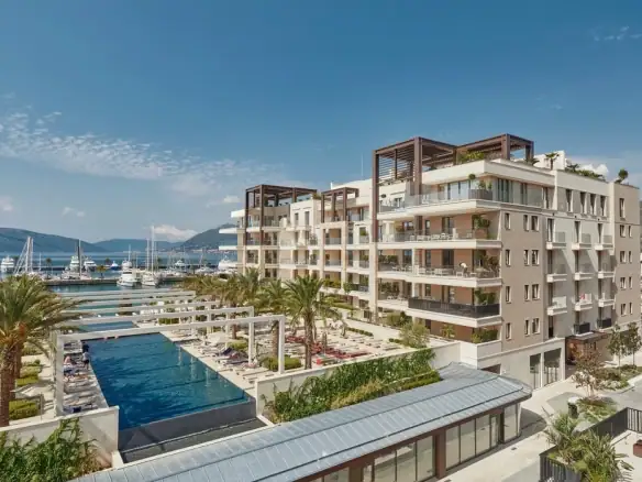 Trosoban stan u Porto Montenegru