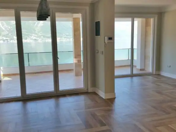Kuća sa bazenom i pogledom na more u Dobroti