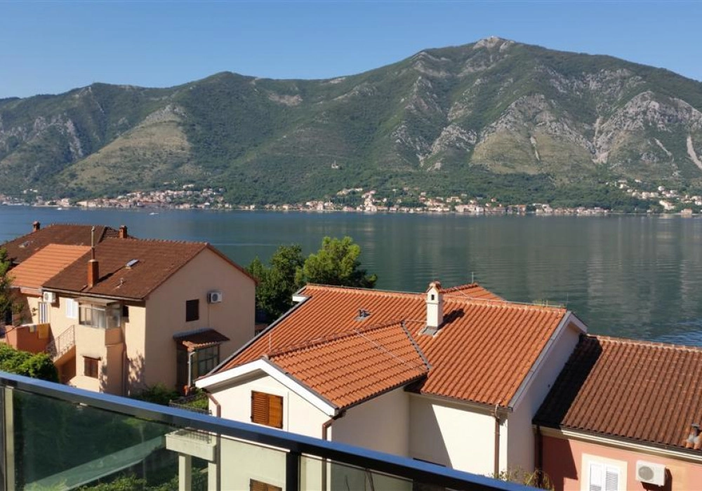 Kuca-sa-bazenom-i-pogledom-na-more-u-Dobroti-Kotor-6 Kuća 250 m² – Dobrota, Kotor — fotografija 7