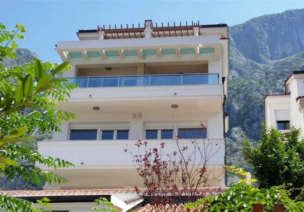 Kuca-sa-bazenom-i-pogledom-na-more-u-Dobroti-Kotor-7 Kuća 250 m² – Dobrota, Kotor — fotografija 8