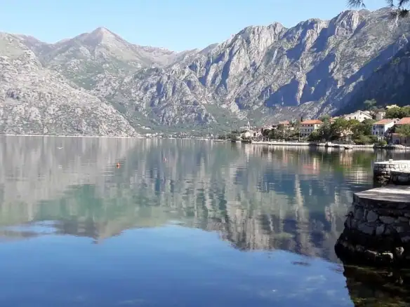 Kamena kuća uz more u Dobroti