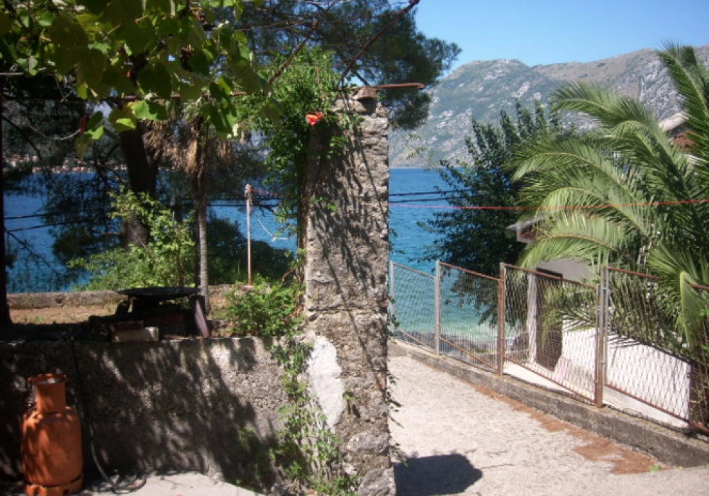 Kamena-kuca-uz-more-u-Dobroti-Kotor-4 Kuća – Dobrota, Kotor — fotografija 5