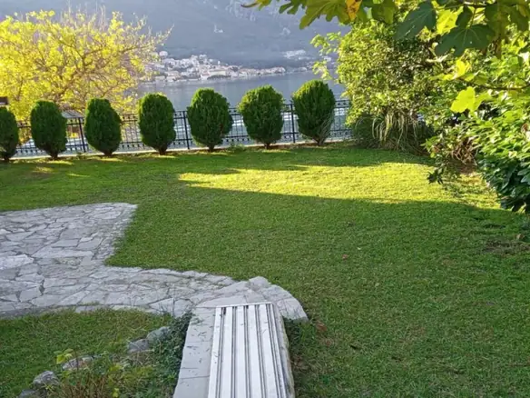Kamena kuća uz more u Dobroti