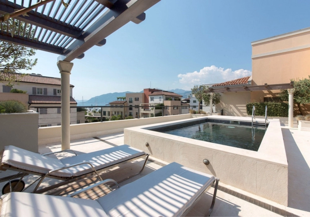 Dvosoban-stan-sa-bazenom-na-krovu-Gorica-Tivat-2 Dvosoban stan 151 m² – Gorica, Tivat — fotografija 3