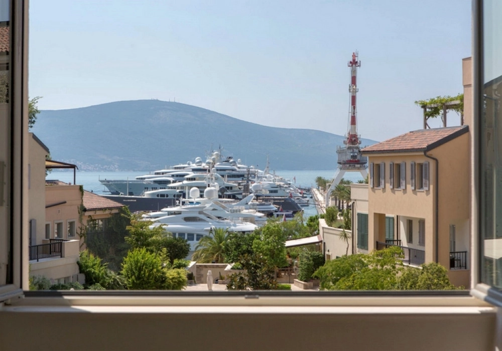 Dvosoban-stan-sa-bazenom-na-krovu-Gorica-Tivat-12 Dvosoban stan 151 m² – Gorica, Tivat — fotografija 13