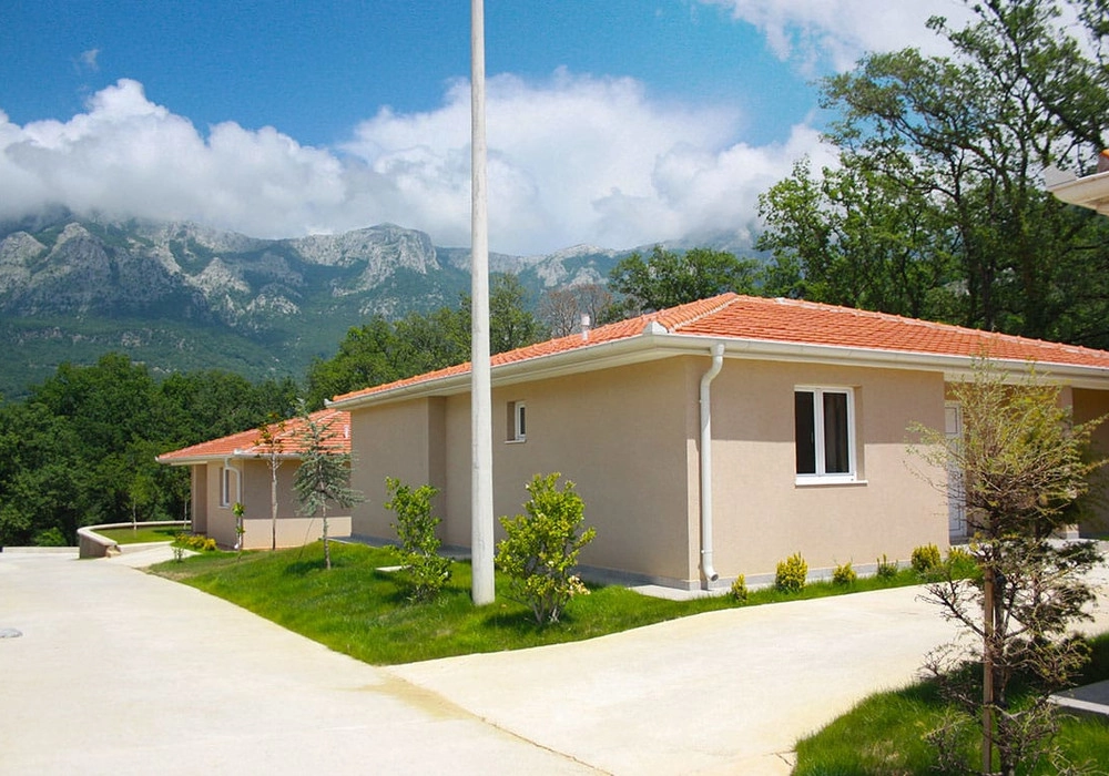 Zatvoreni-kompleks-vila-u-Bartuli-Bar-1 Kuća 1.200 m² – Bartula, Bar — fotografija 2