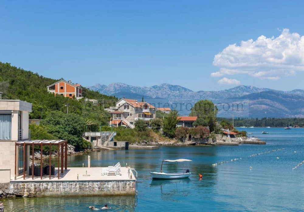 Kuca-sa-privatnim-pristanistem-u-Krasicima-Tivat Kuća sa privatnim molom u Krašićima