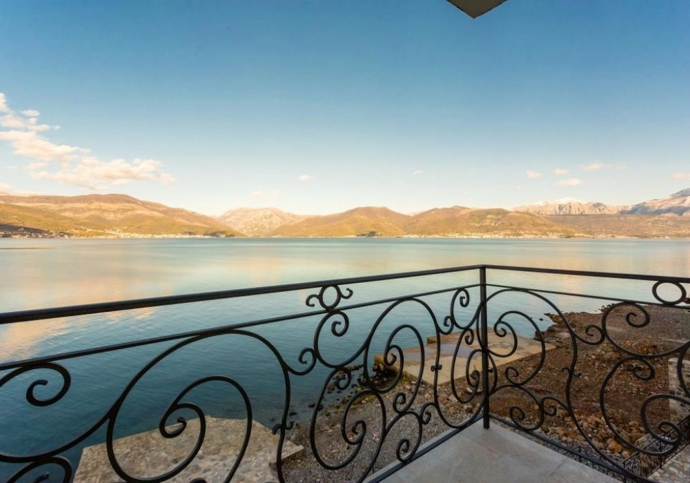 Vila-na-prvoj-liniji-do-mora-sa-bazenom-Krasici-Tivat-2 Kuća 420 m² – Krašići, Tivat — fotografija 3