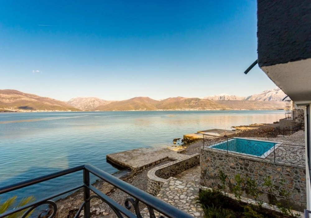 Vila-na-prvoj-liniji-do-mora-sa-bazenom-Krasici-Tivat-4 Kuća 420 m² – Krašići, Tivat — fotografija 5