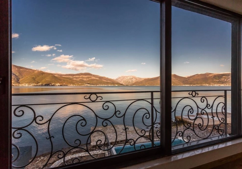 Vila-na-prvoj-liniji-do-mora-sa-bazenom-Krasici-Tivat-5 Kuća 420 m² – Krašići, Tivat — fotografija 6