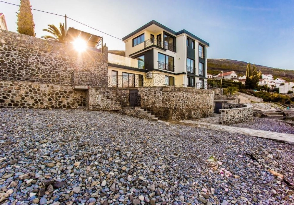 Vila-na-prvoj-liniji-do-mora-sa-bazenom-Krasici-Tivat-9 Kuća 420 m² – Krašići, Tivat — fotografija 10