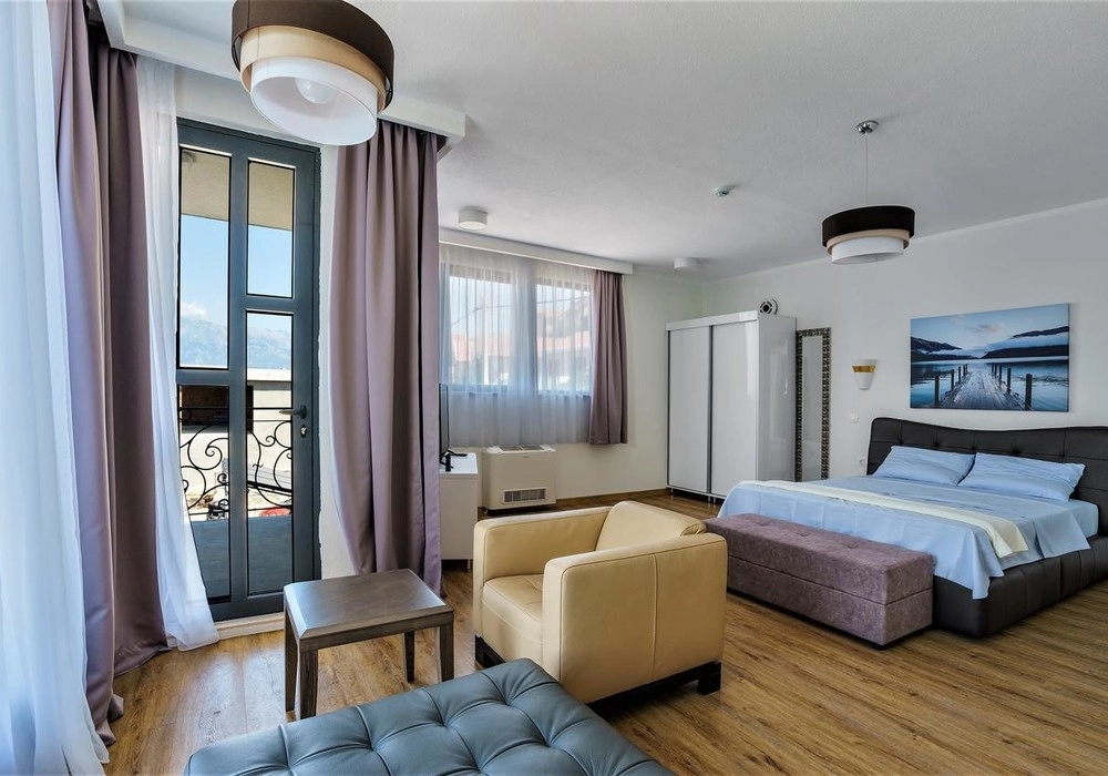 Vila-na-prvoj-liniji-do-mora-sa-bazenom-Krasici-Tivat-10 Kuća 420 m² – Krašići, Tivat — fotografija 11