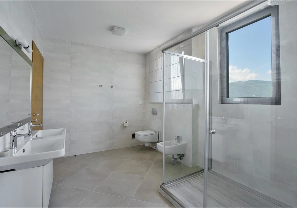 Vila-na-prvoj-liniji-do-mora-sa-bazenom-Krasici-Tivat-13 Kuća 420 m² – Krašići, Tivat — fotografija 14