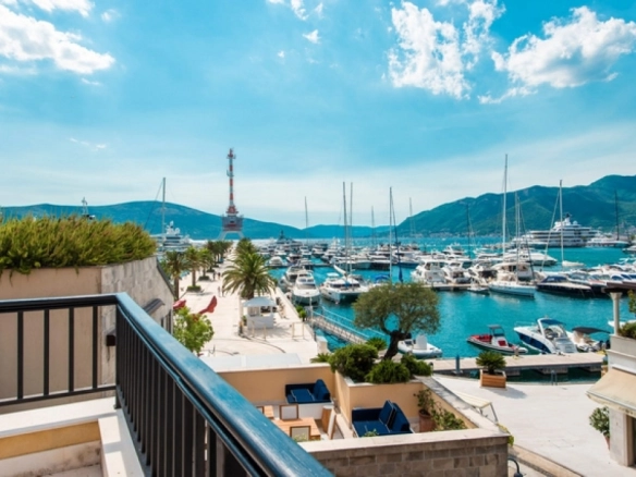 Četvorosoban stan u Porto Montenegru