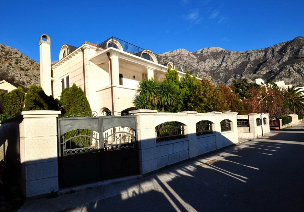Kuca-sa-bazenom-i-pristanom-Tivat Kuća sa bazenom i pristanom
