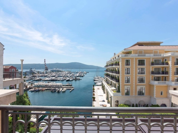 Trosoban stan sa bazenom u Porto Montenegru