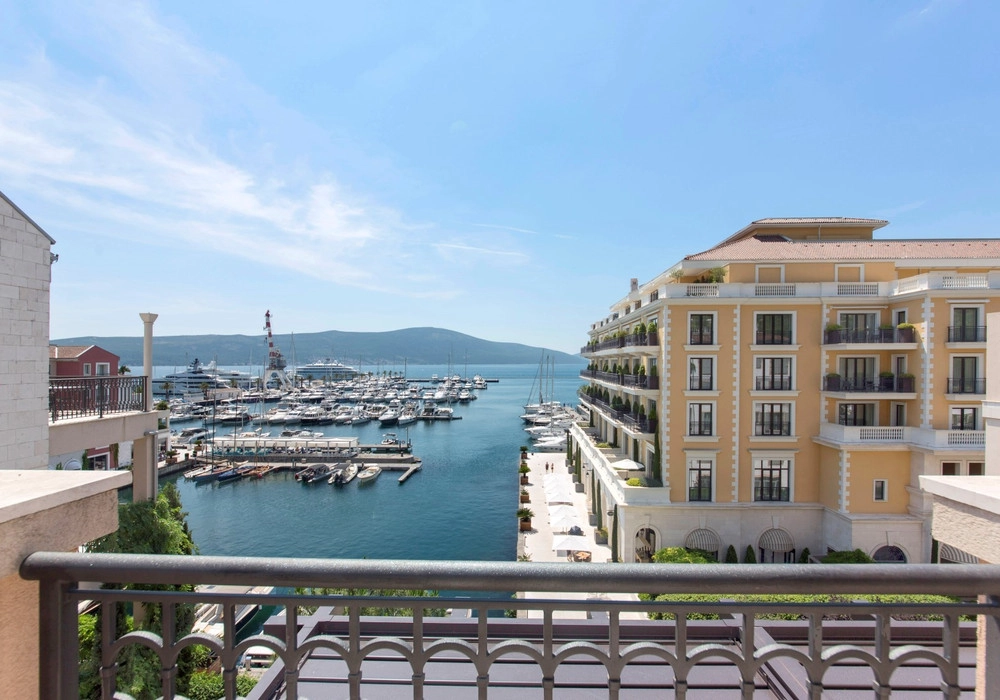 Trosoban-stan-sa-bazenom-u-Porto-Montenegru-Tivat Trosoban stan sa bazenom u Porto Montenegru