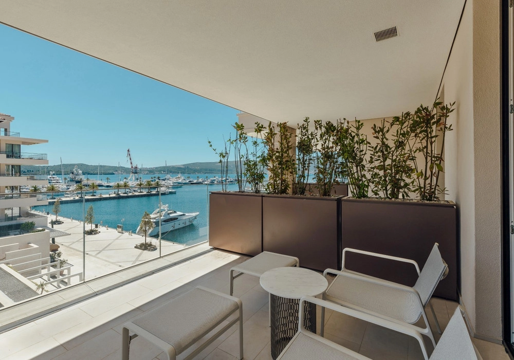 Trosoban-stan-sa-terasom-i-bazenom-Gorica-Tivat-2 Trosoban stan 220 m² – Gorica, Tivat — fotografija 3